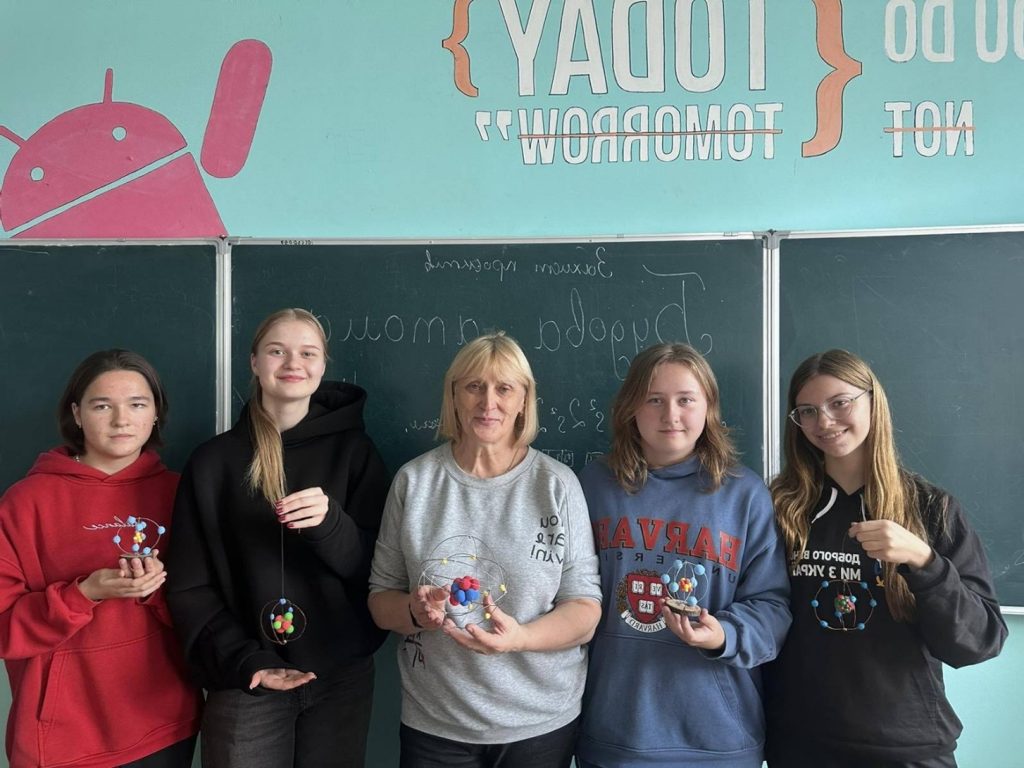 Сьогодні на уроці учні 11-го класу захищали STEM-проєкти на тему «Будова атома»