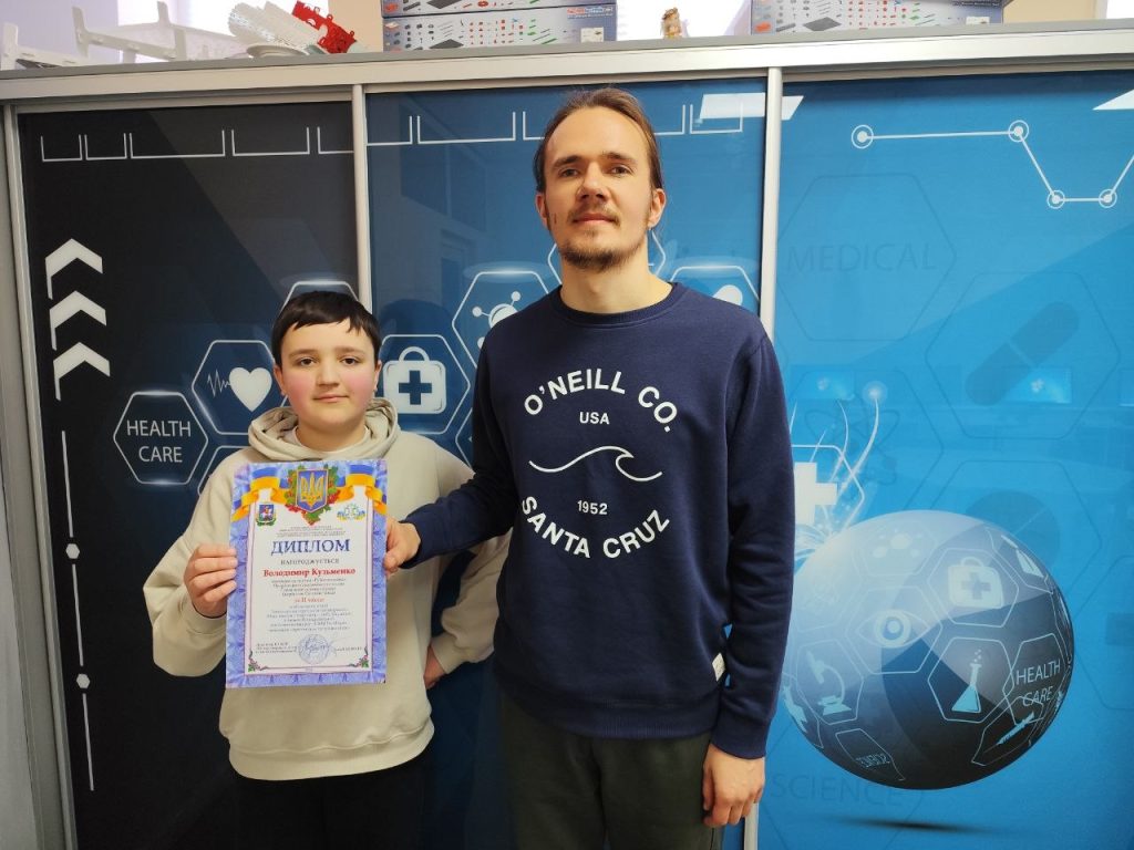 Щиро вітаємо з почесним ІІ місцем в обласному етапі технічного конкурсу Техно-арт-галереї «Наш пошук і творчість – тобі, Україно!» учня 5-А класу Кузьменка Володимира